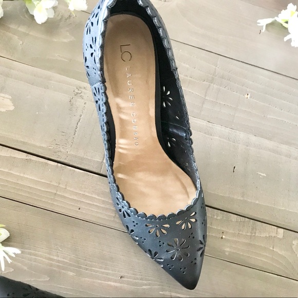 𝐿𝑎𝑢𝑟𝑒𝑛 𝐶𝑜𝑛𝑟𝑎𝑑 𝐻𝑒𝑒𝑙𝑠 - Picture 6 of 6